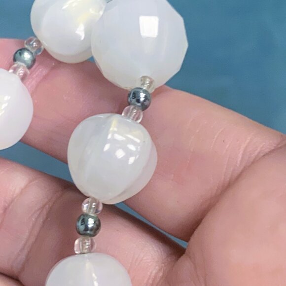 JEWELRY - Milky white textured beads stretch bracelet with silver & clear beads - Picture 2 of 8